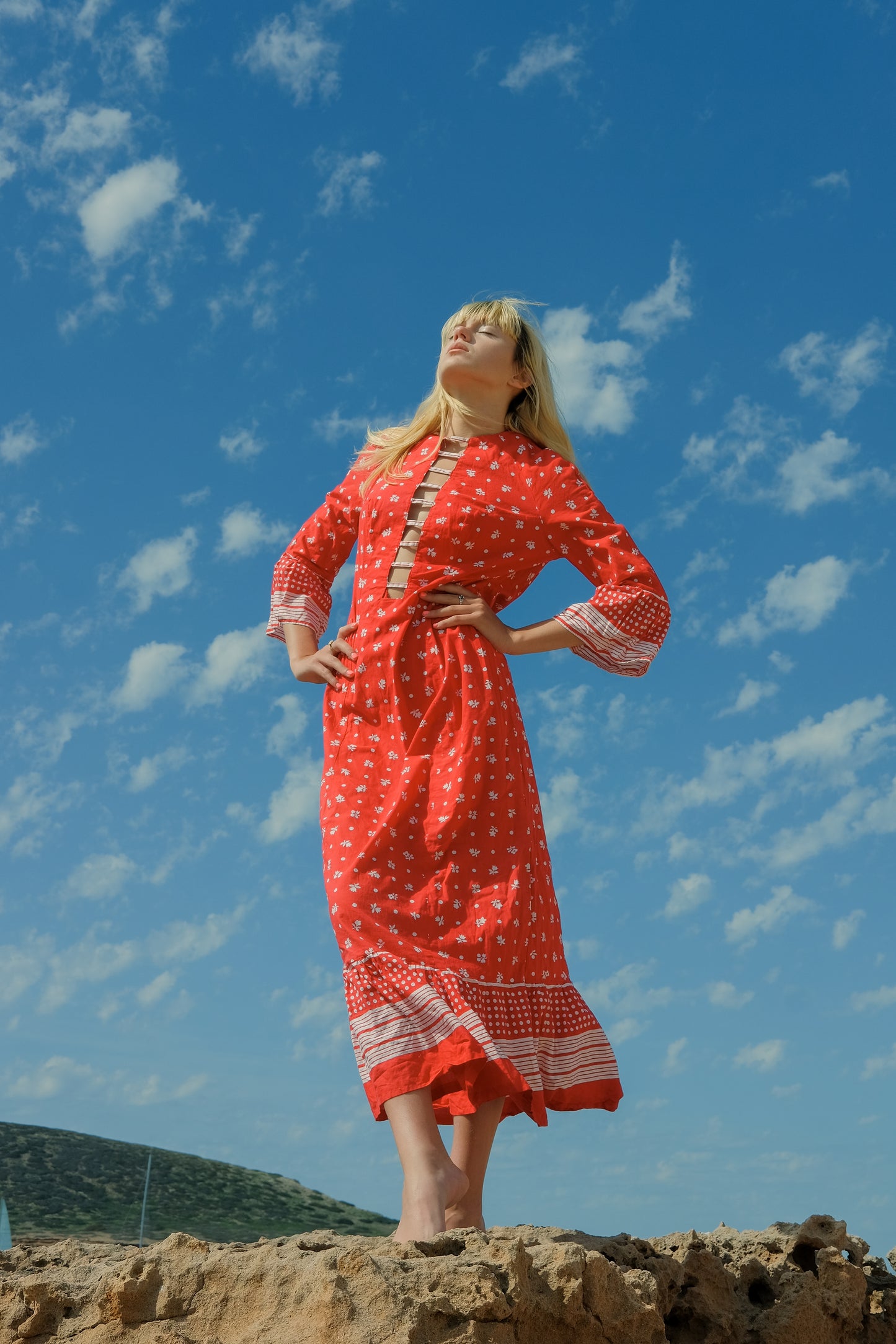 Vintage 1970´s cotton red and white ditsy floral print maxi dress with adorable cut out detail down the front