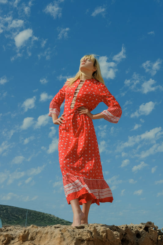 Vintage 1970´s cotton red and white ditsy floral print maxi dress with adorable cut out detail down the front