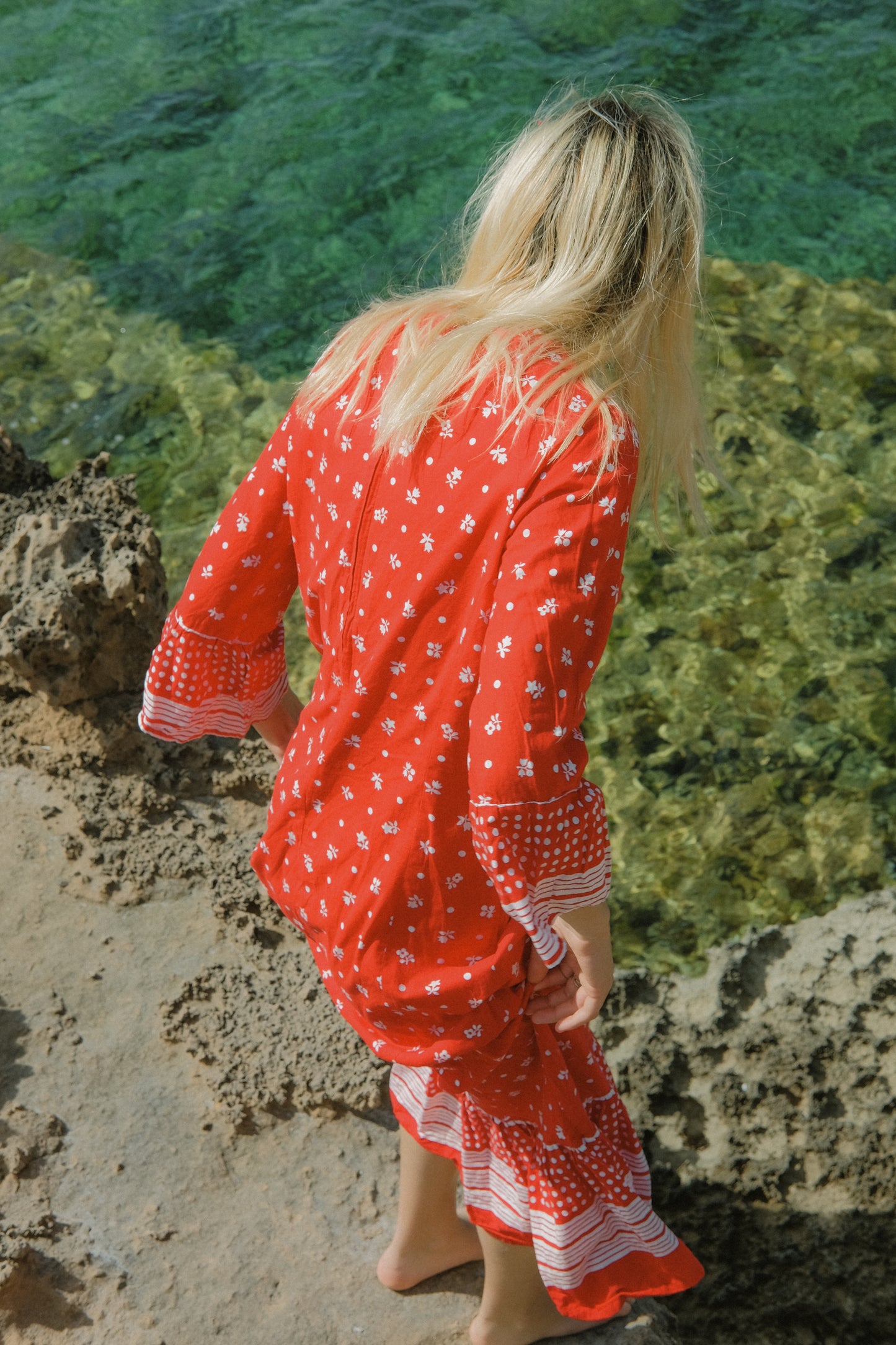 Vintage 1970´s cotton red and white ditsy floral print maxi dress with adorable cut out detail down the front