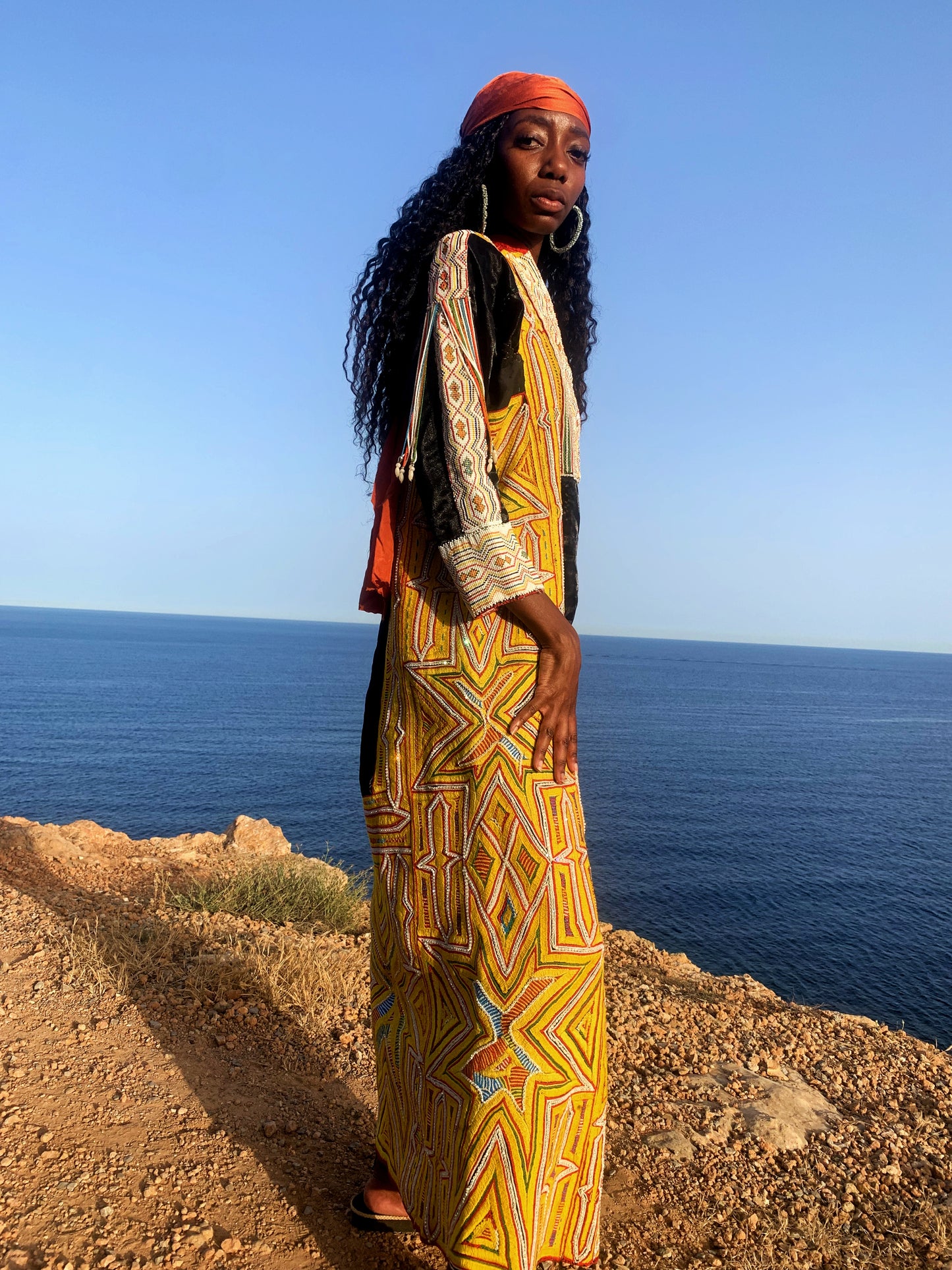 INCREDIBLE HAND BEADED DRESS FROM 1970’s SAUDÍ TRADITIONAL DRESS