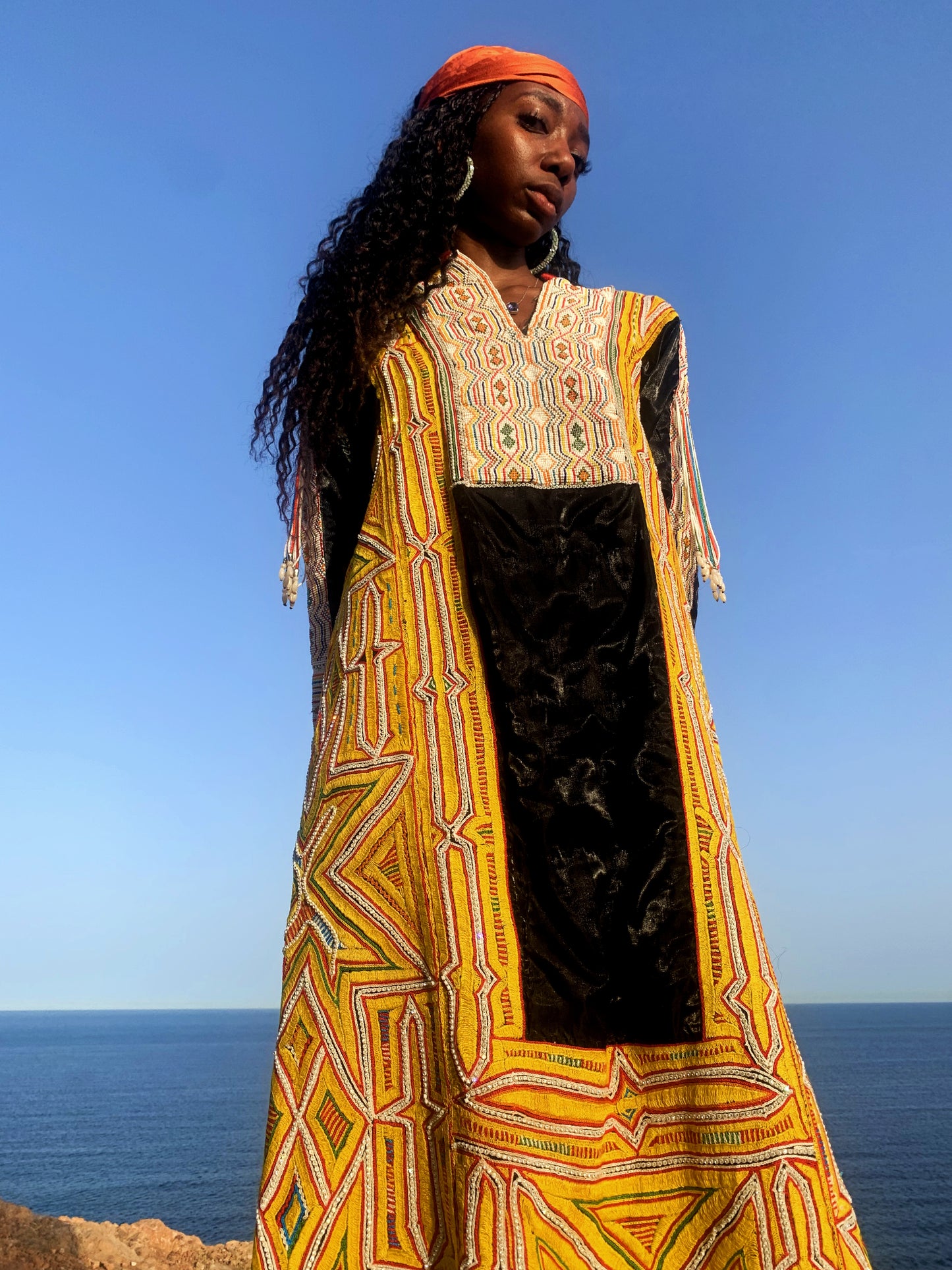 INCREDIBLE HAND BEADED DRESS FROM 1970’s SAUDÍ TRADITIONAL DRESS