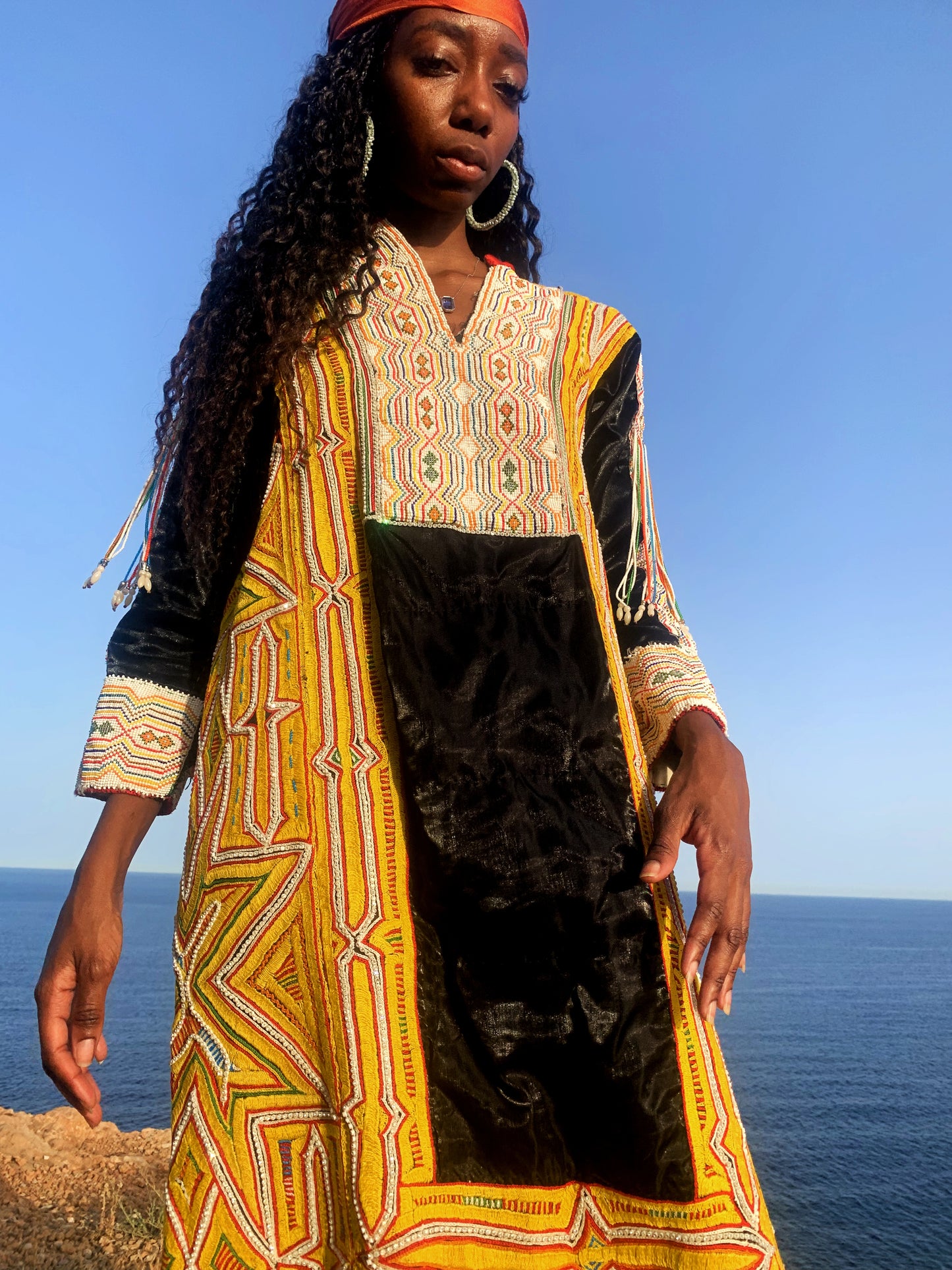 INCREDIBLE HAND BEADED DRESS FROM 1970’s SAUDÍ TRADITIONAL DRESS