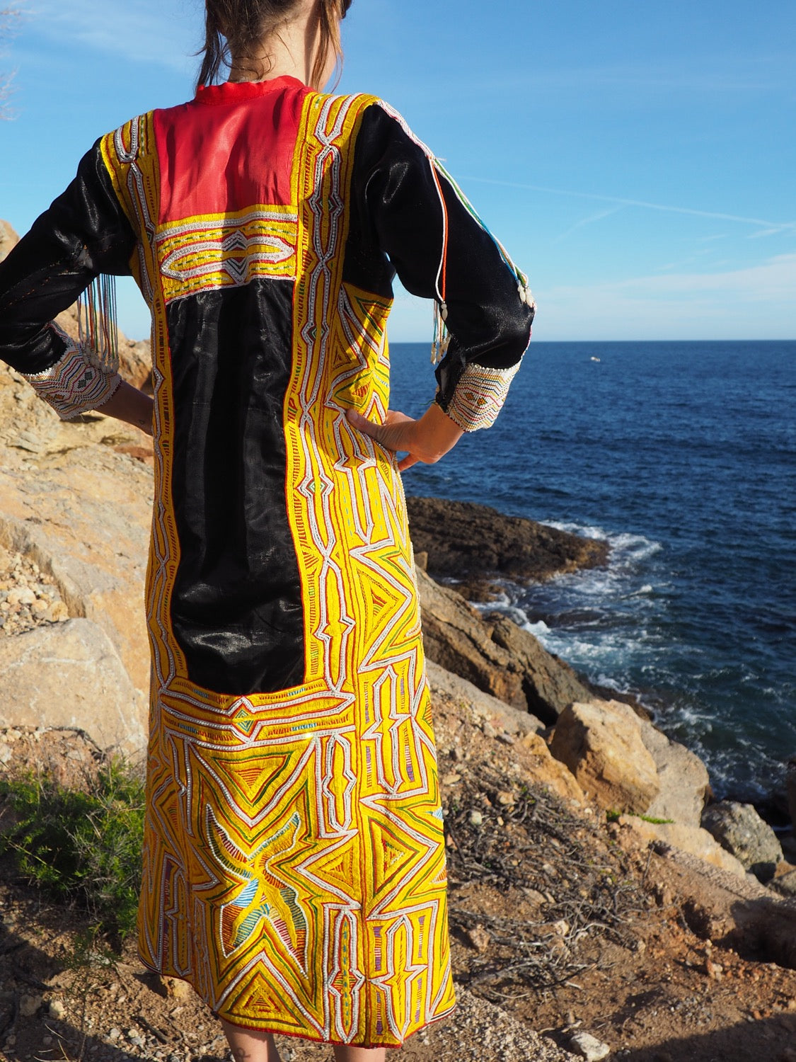 INCREDIBLE HAND BEADED DRESS FROM 1970’s SAUDÍ TRADITIONAL DRESS